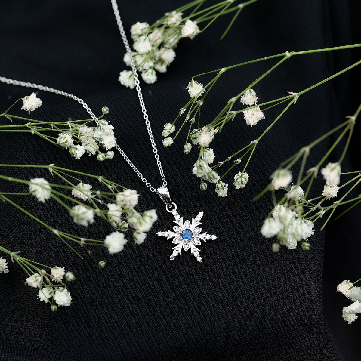 Collar con colgante de copo de nieve contemporáneo de zafiro azul y diamantes