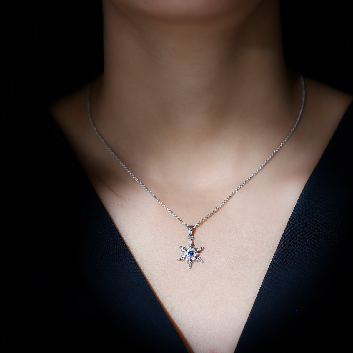 Collar con colgante de copo de nieve contemporáneo de zafiro azul y diamantes
