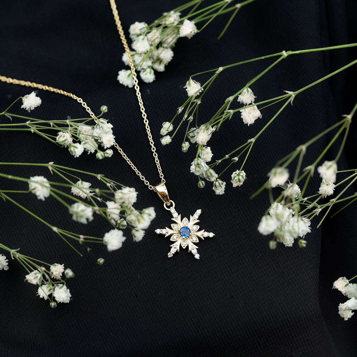 Collar con colgante de copo de nieve contemporáneo de zafiro azul y diamantes