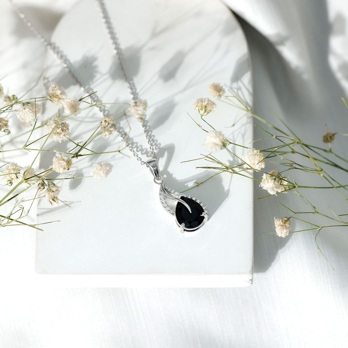 Collar con colgante de hoja de ónix negro y diamante, con ónix en forma de pera
