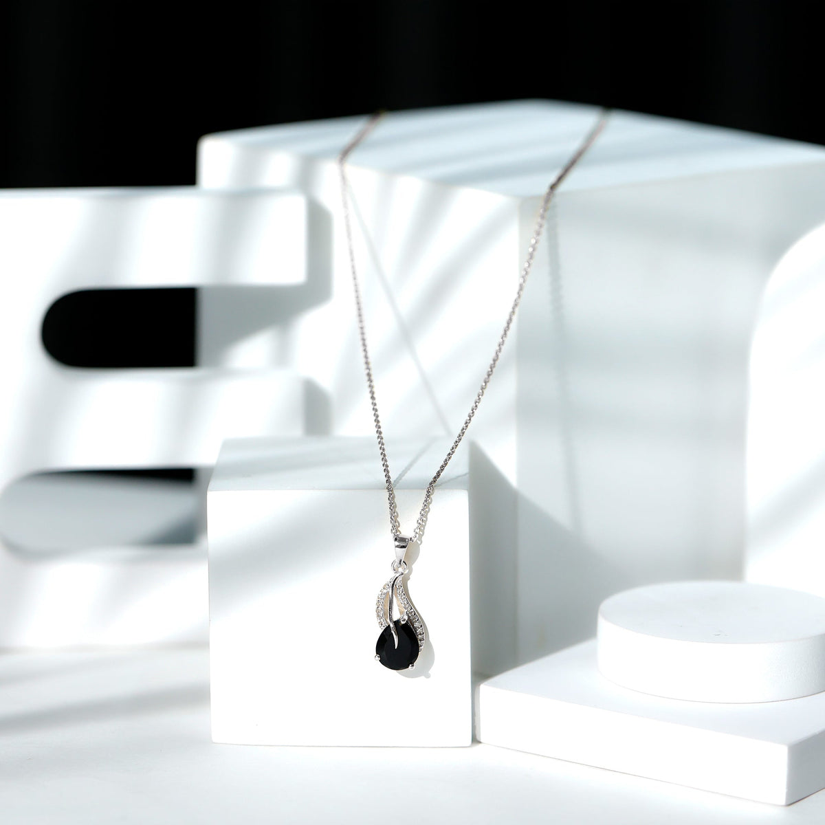 Collar con colgante de hoja de ónix negro y diamante, con ónix en forma de pera