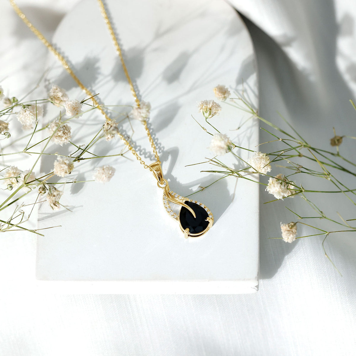 Collar con colgante de hoja de ónix negro y diamante, con ónix en forma de pera