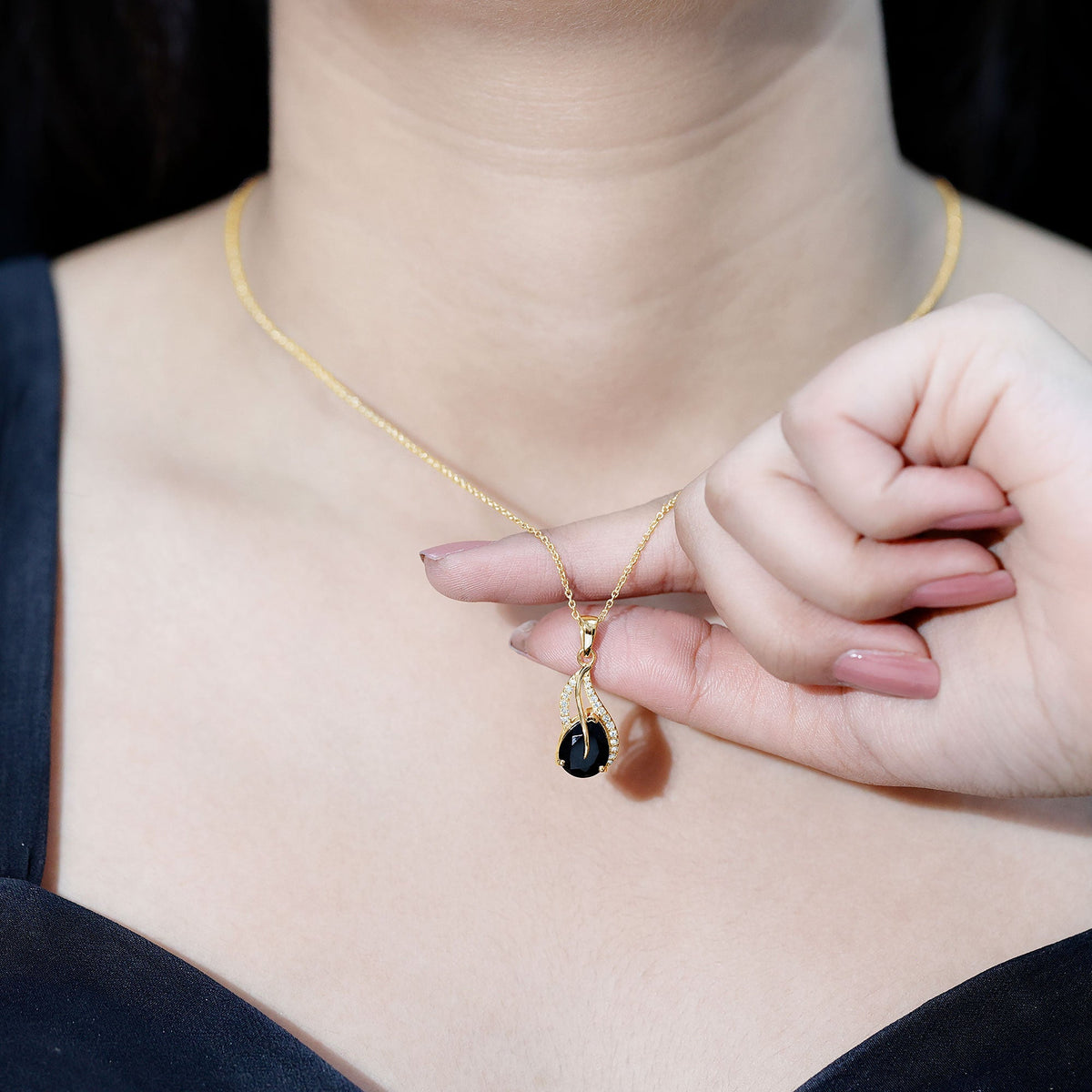 Collar con colgante de hoja de ónix negro y diamante, con ónix en forma de pera