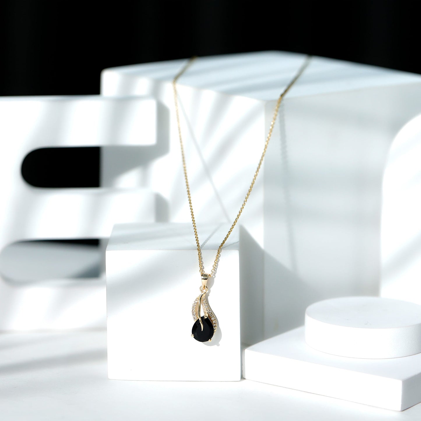 Collar con colgante de hoja de ónix negro y diamante, con ónix en forma de pera