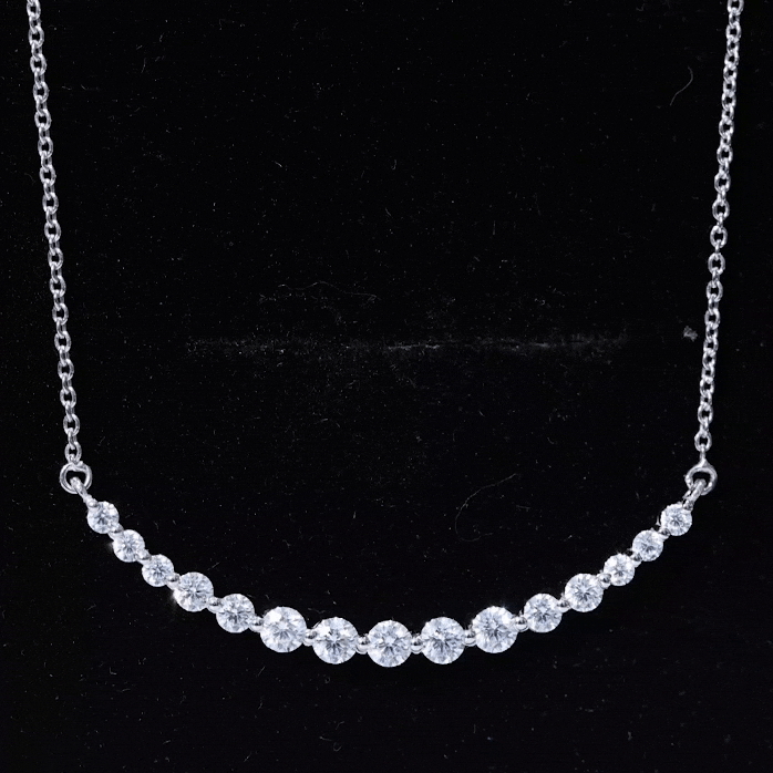 Collar de barra curva de moissanita para mujer