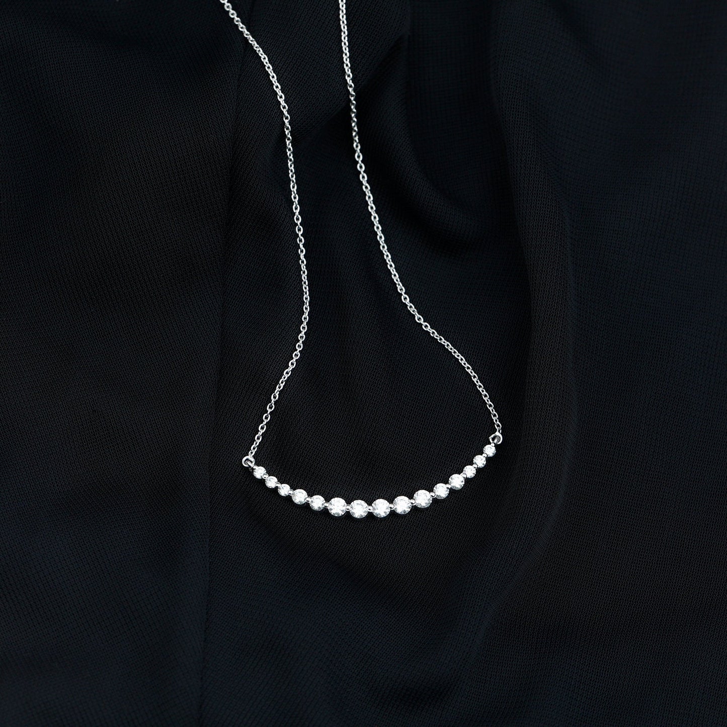 Collar de barra curva de moissanita para mujer