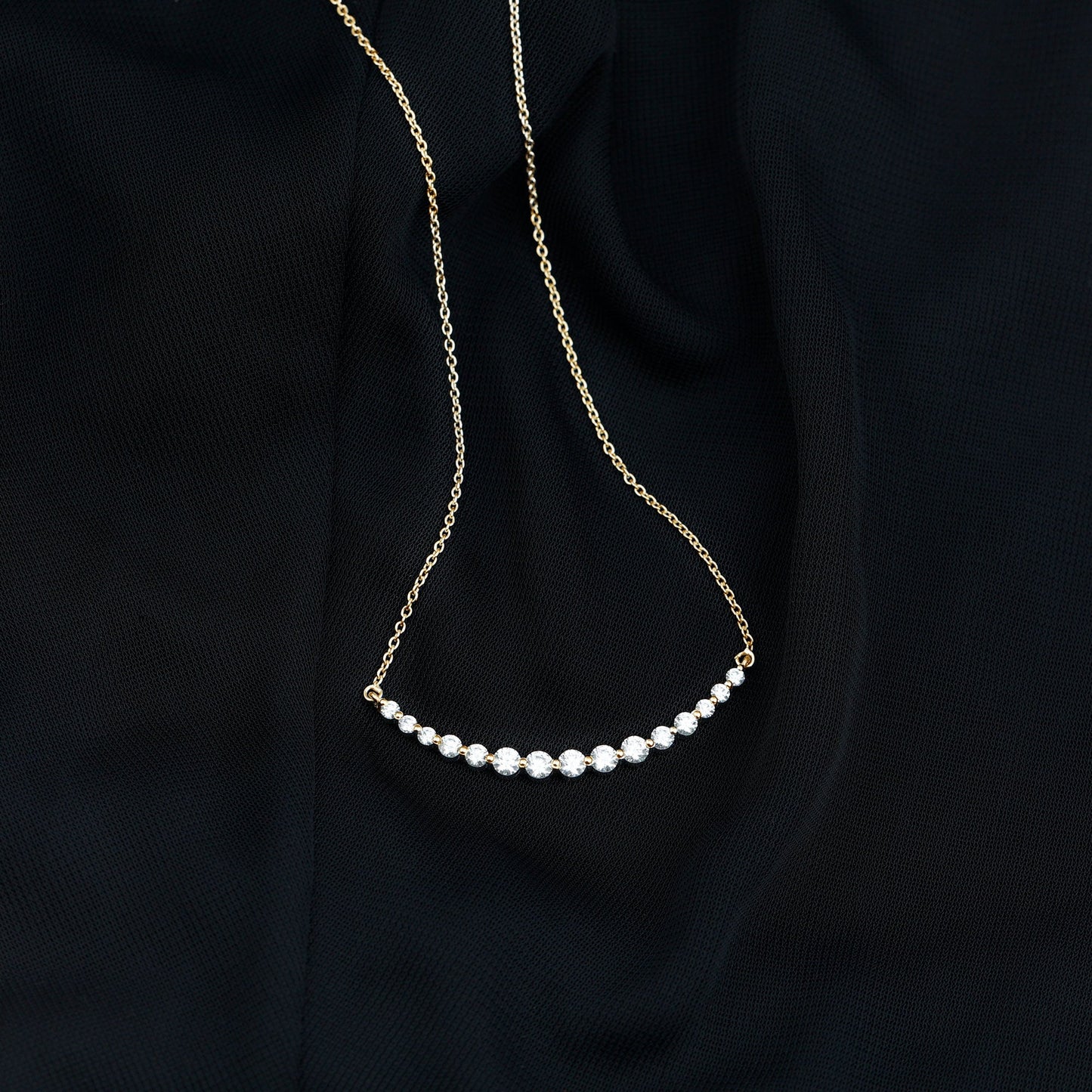 Collar de barra curva de moissanita para mujer