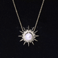 Collar con colgante en forma de sol con perla natural de agua dulce y diamantes