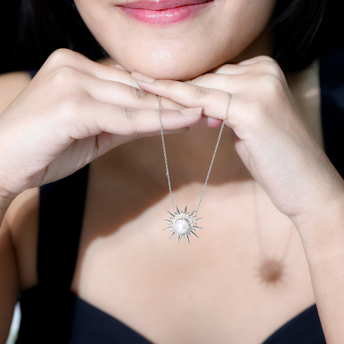 Collar con colgante en forma de sol con perla natural de agua dulce y diamantes