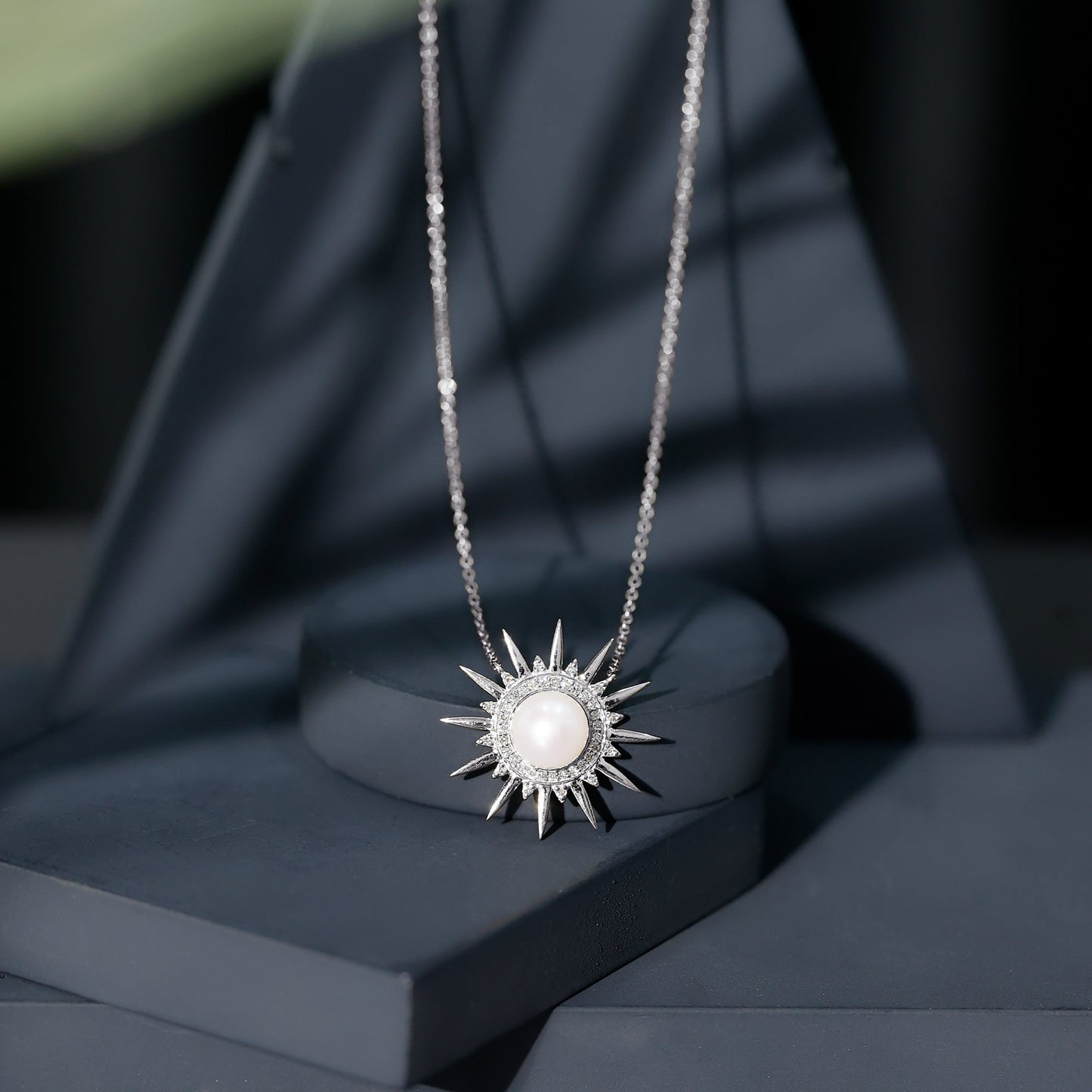 Collar con colgante en forma de sol con perla natural de agua dulce y diamantes