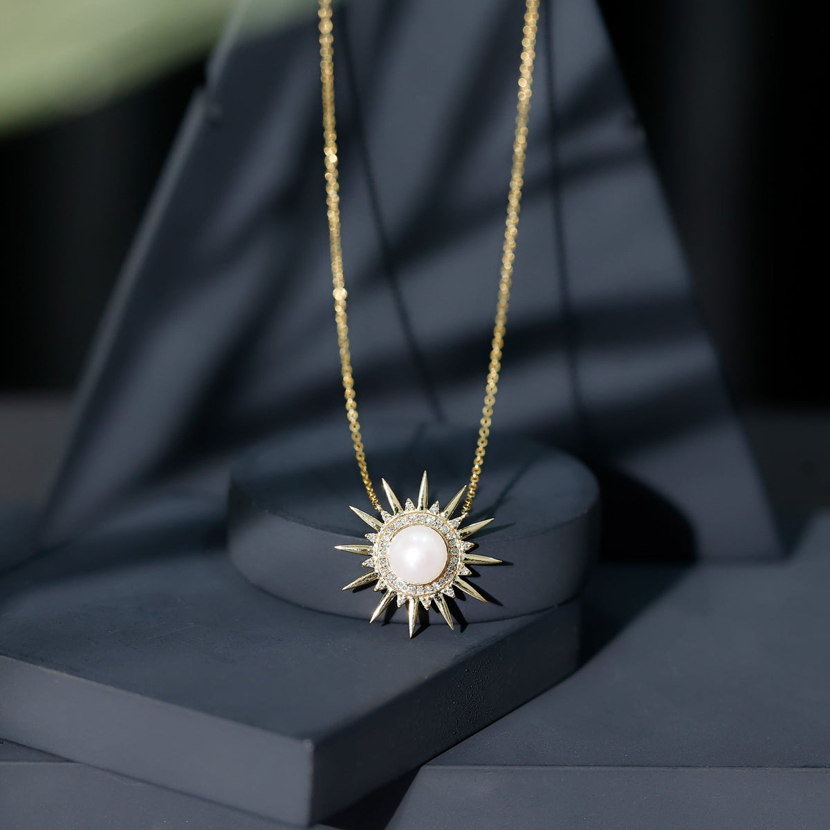 Collar con colgante en forma de sol con perla natural de agua dulce y diamantes