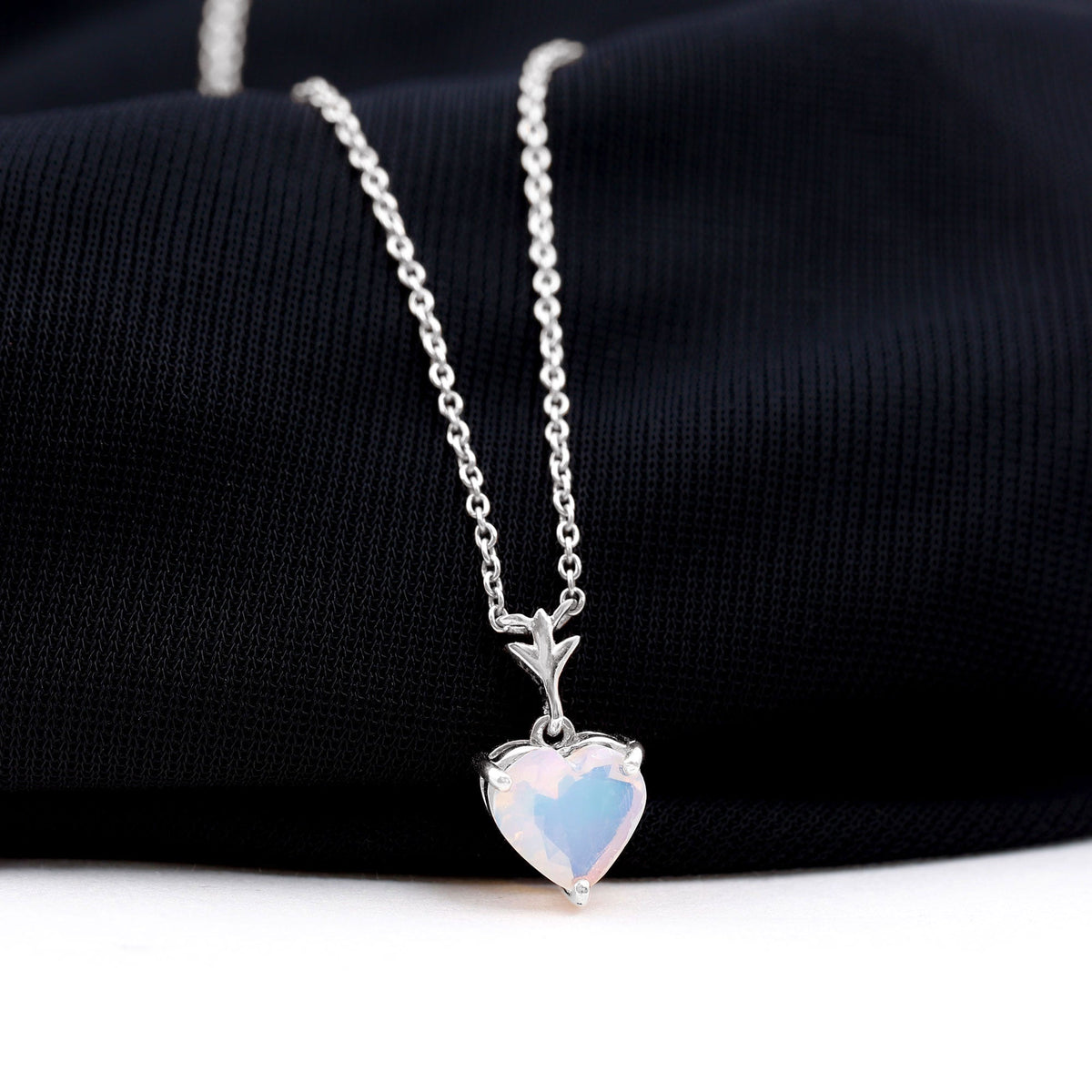 Collar con cadena de ópalo etíope en forma de corazón de 0,75 quilates