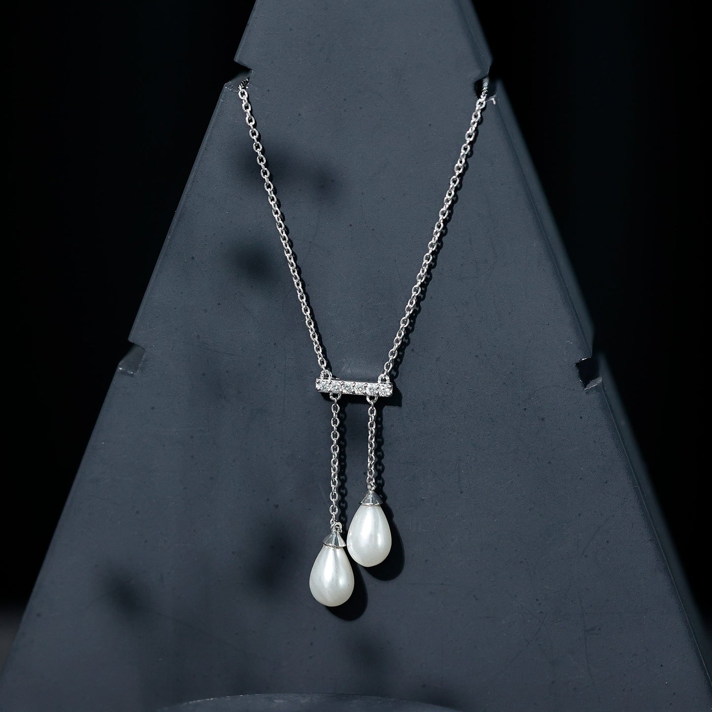 Collar Colgante con Barra de Perlas Genuinas de Agua Dulce y Diamantes con Certificado