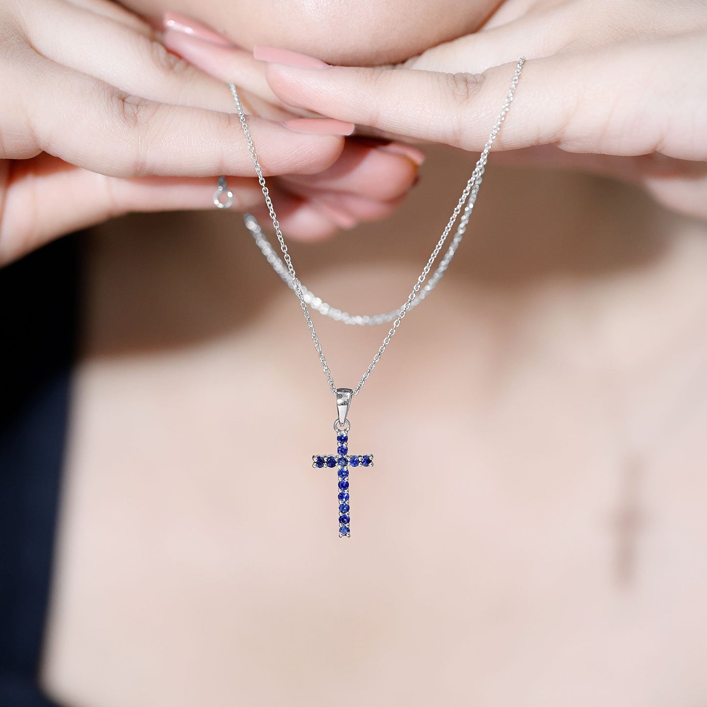 Collar con colgante de cruz de zafiro azul auténtico con cadena
