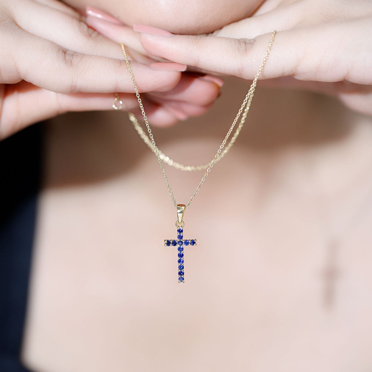 Collar con colgante de cruz de zafiro azul auténtico con cadena