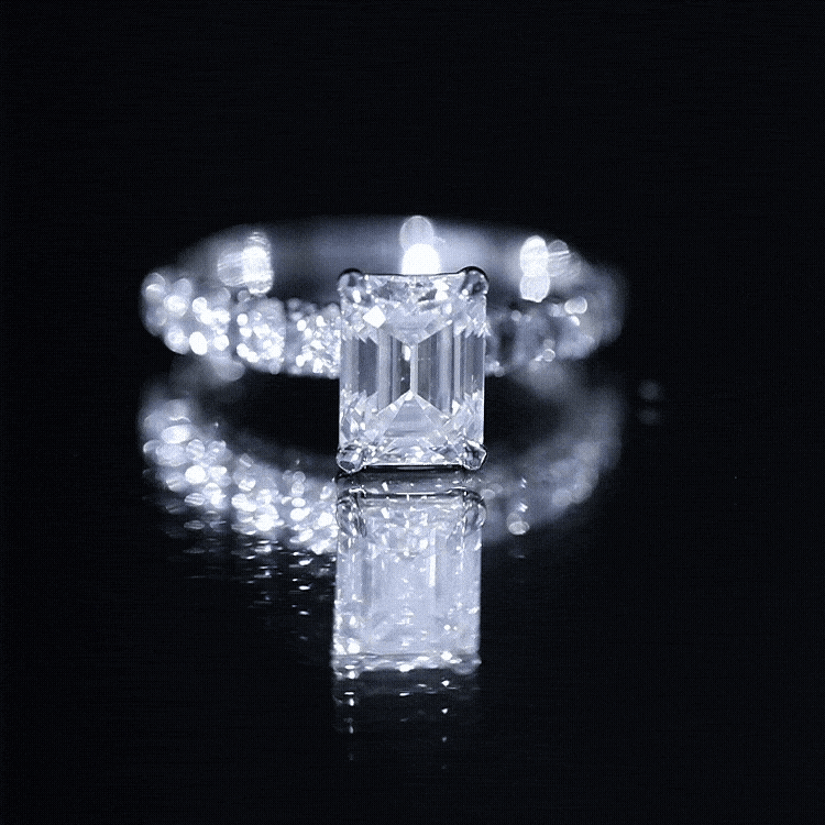 Anillo de compromiso solitario de moissanita octagonal con piedras laterales