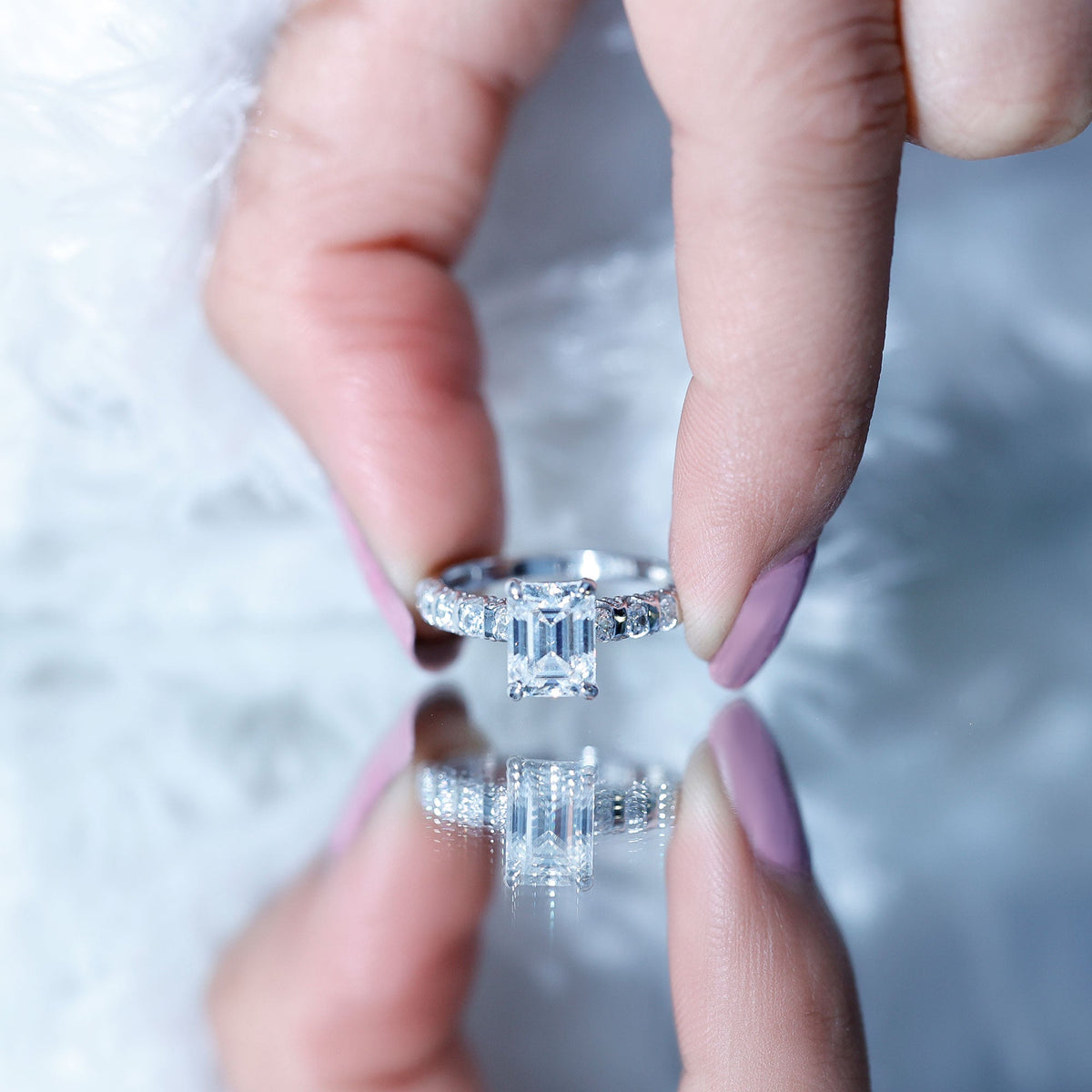 Anillo de compromiso solitario de moissanita octagonal con piedras laterales