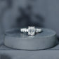 Anillo de compromiso solitario de moissanita octagonal con piedras laterales