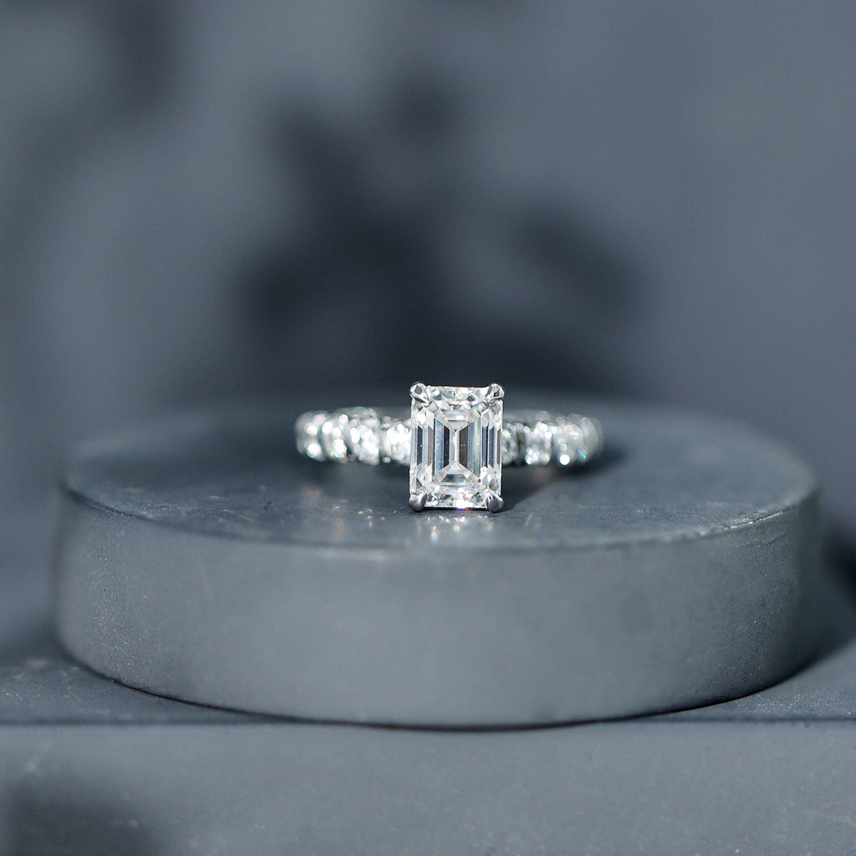 Anillo de compromiso solitario de moissanita octagonal con piedras laterales