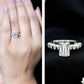 Anillo de compromiso solitario de moissanita octagonal con piedras laterales