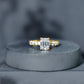 Anillo de compromiso solitario de moissanita octagonal con piedras laterales