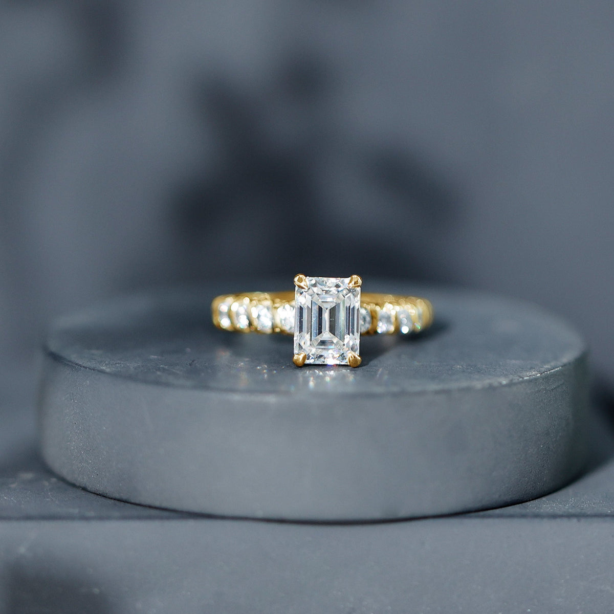 Anillo de compromiso solitario de moissanita octagonal con piedras laterales