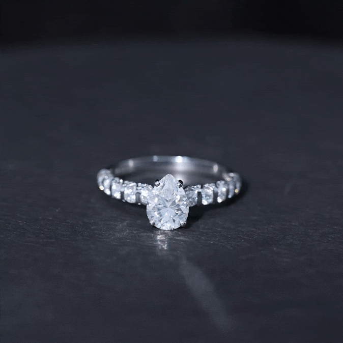 Anillo de compromiso solitario de moissanita con forma de pera