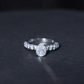 Anillo de compromiso solitario de moissanita con forma de pera