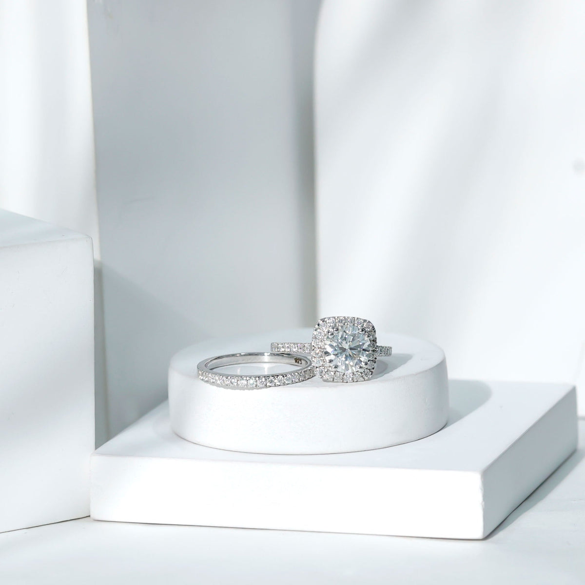 Anillo de boda con halo de moissanita certificada de talla redonda