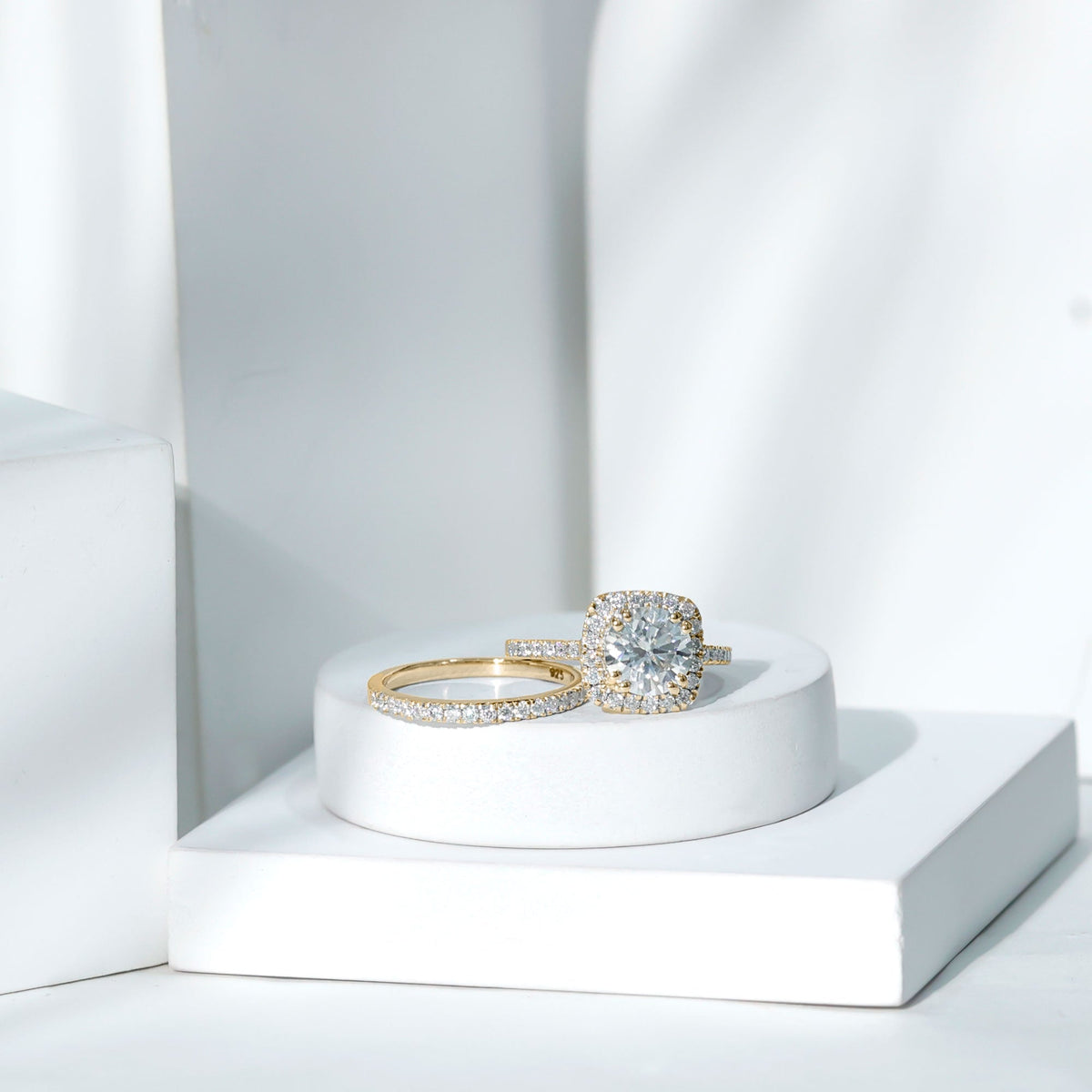 Anillo de boda con halo de moissanita certificada de talla redonda
