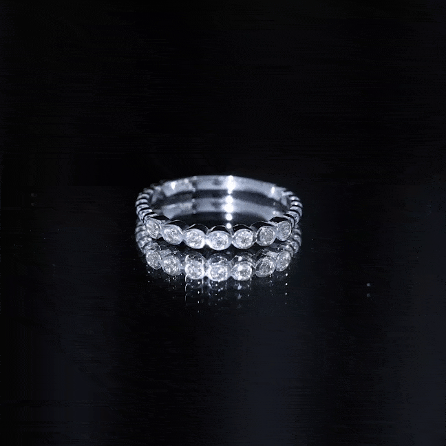 Anillo de media eternidad con diamantes redondos engastados en bisel