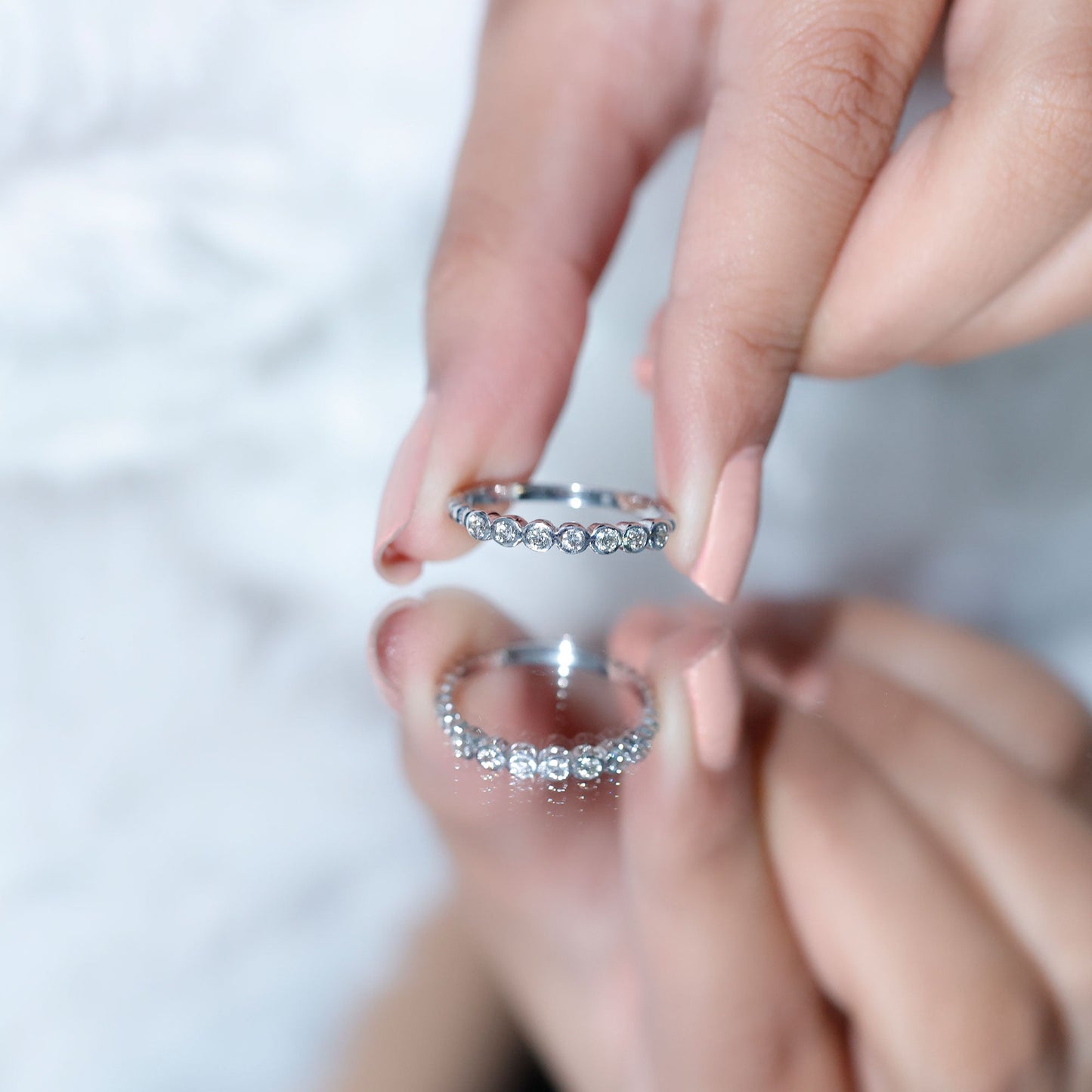 Anillo de media eternidad con diamantes redondos engastados en bisel