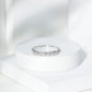 Anillo de media eternidad con diamantes redondos engastados en bisel