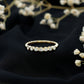 Anillo de media eternidad con diamantes redondos engastados en bisel