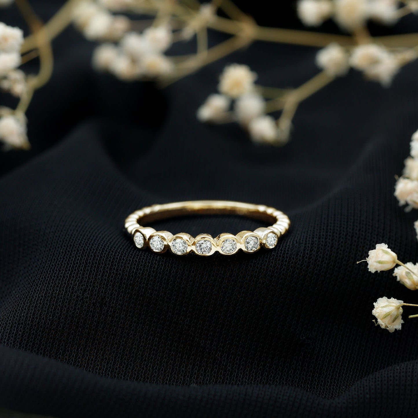 Anillo de media eternidad con diamantes redondos engastados en bisel