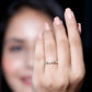 Anillo de media eternidad con diamantes redondos engastados en bisel