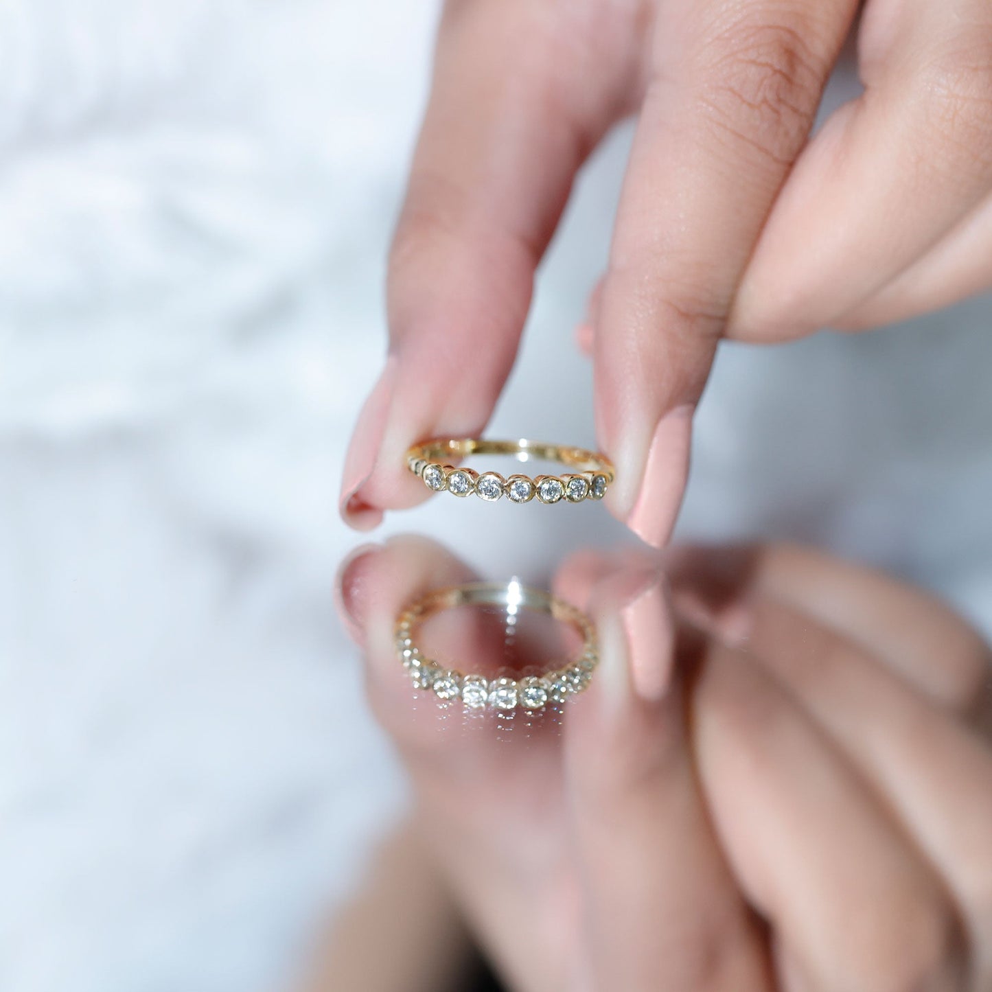 Anillo de media eternidad con diamantes redondos engastados en bisel