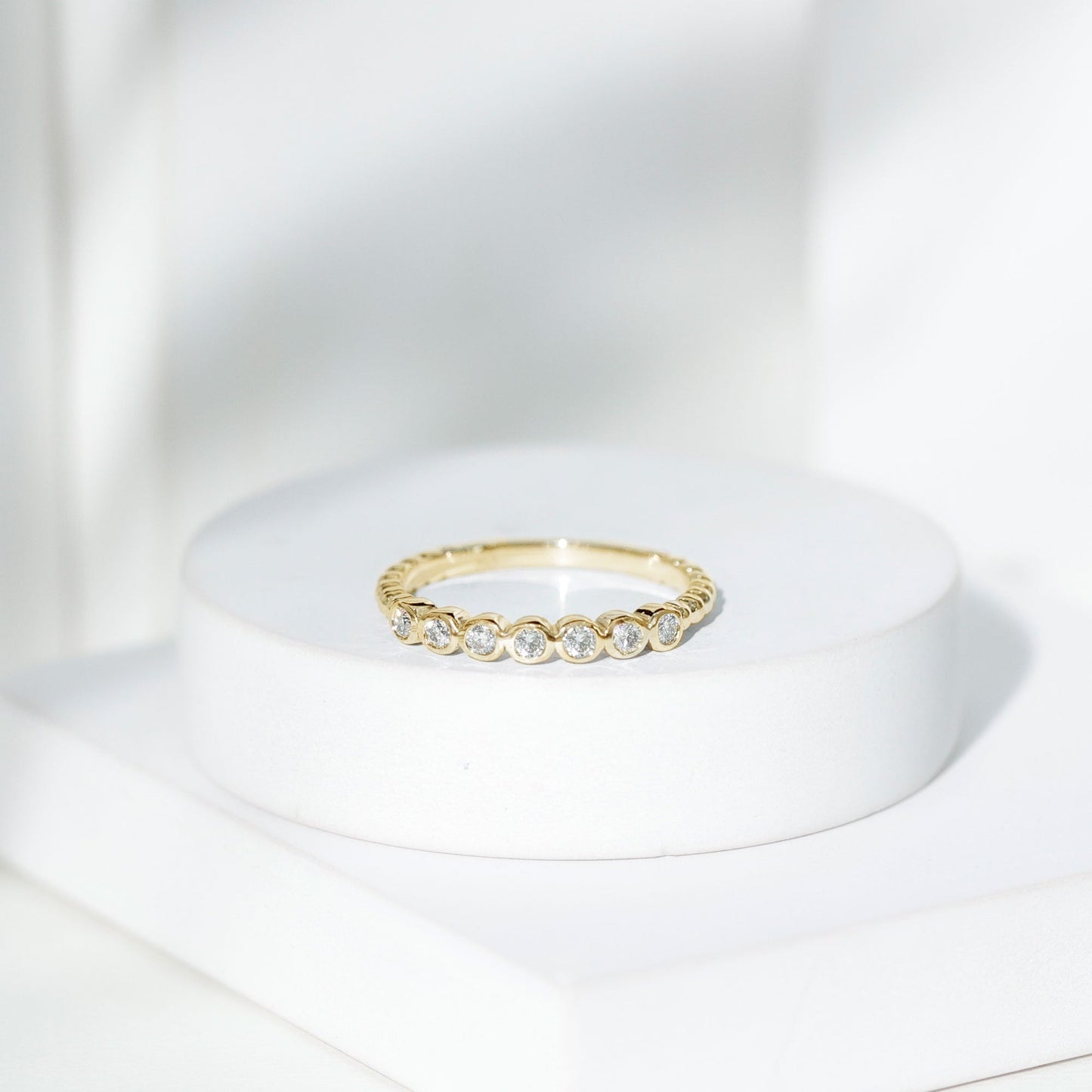 Anillo de media eternidad con diamantes redondos engastados en bisel