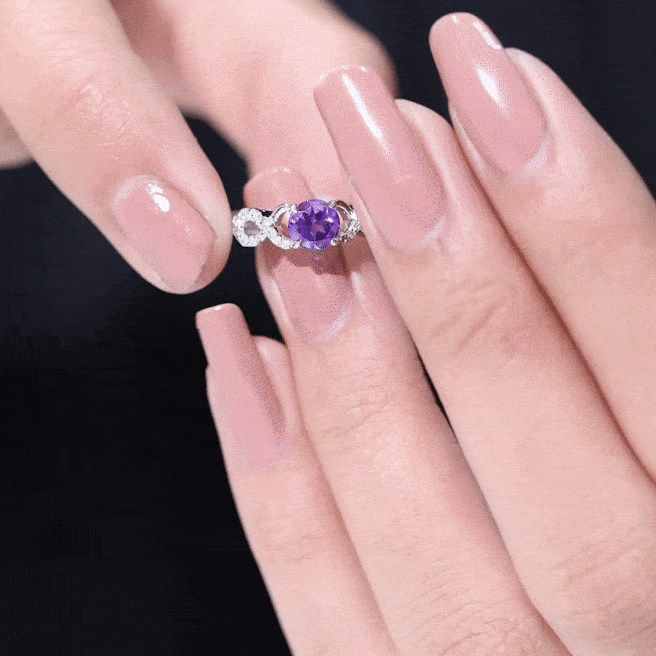 Anillo de compromiso de amatista natural con nudo infinito de diamantes