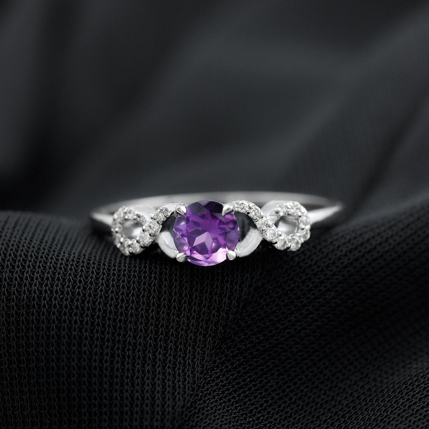 Anillo de compromiso de amatista natural con nudo infinito de diamantes