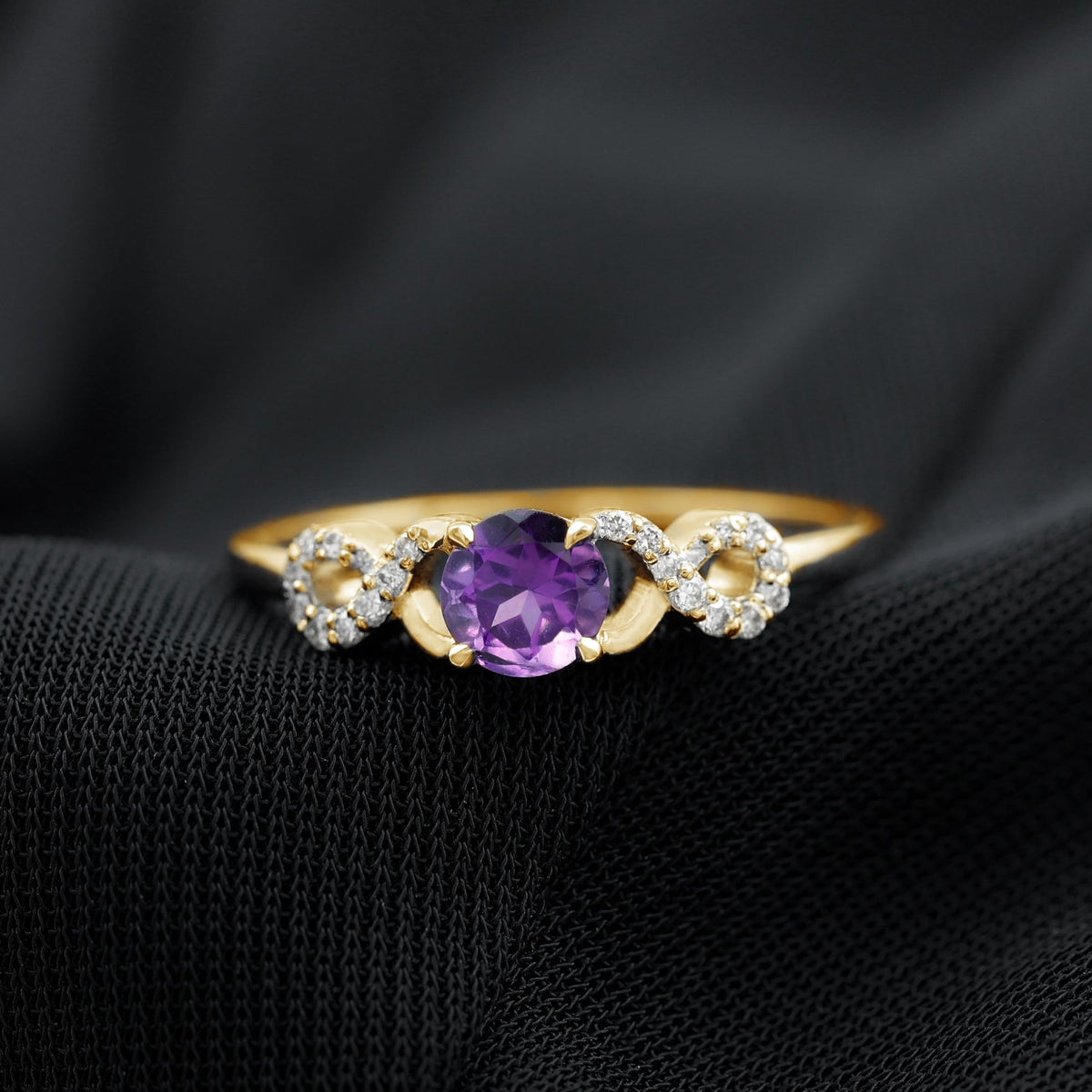 Anillo de compromiso de amatista natural con nudo infinito de diamantes