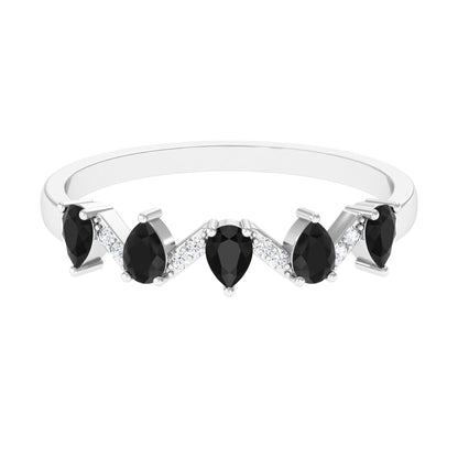 Anillo de banda de media eternidad de ónix negro en forma de pera con diamante