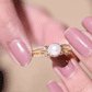 Anillo de compromiso de perlas cultivadas de agua dulce de 2 quilates y diamantes con detalle de cuentas