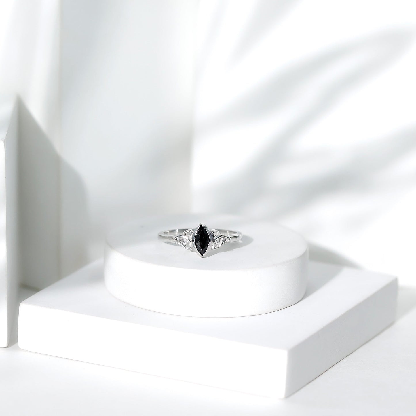 Anillo de promesa de diamante negro de laboratorio de 0,8 quilates con forma de marquesa y nudo celta, certificado
