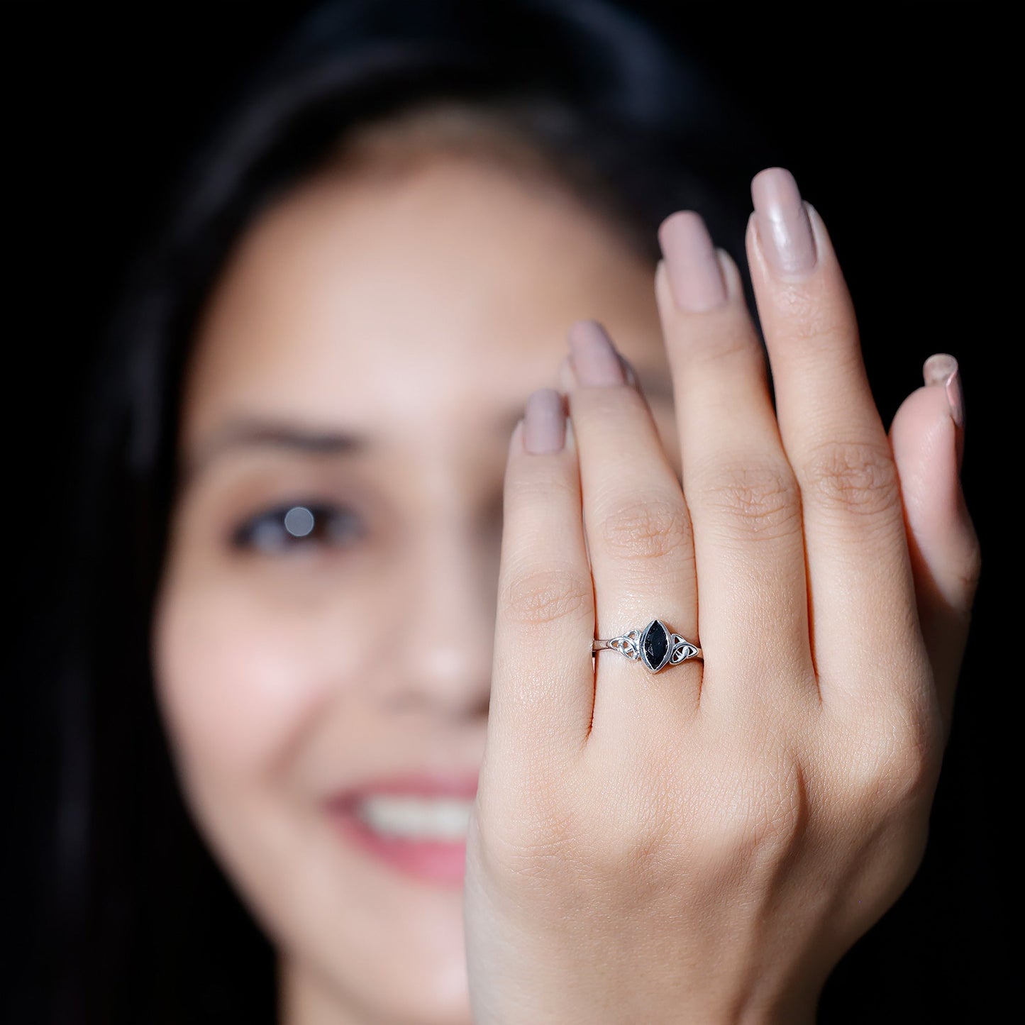 Anillo de promesa de diamante negro de laboratorio de 0,8 quilates con forma de marquesa y nudo celta, certificado