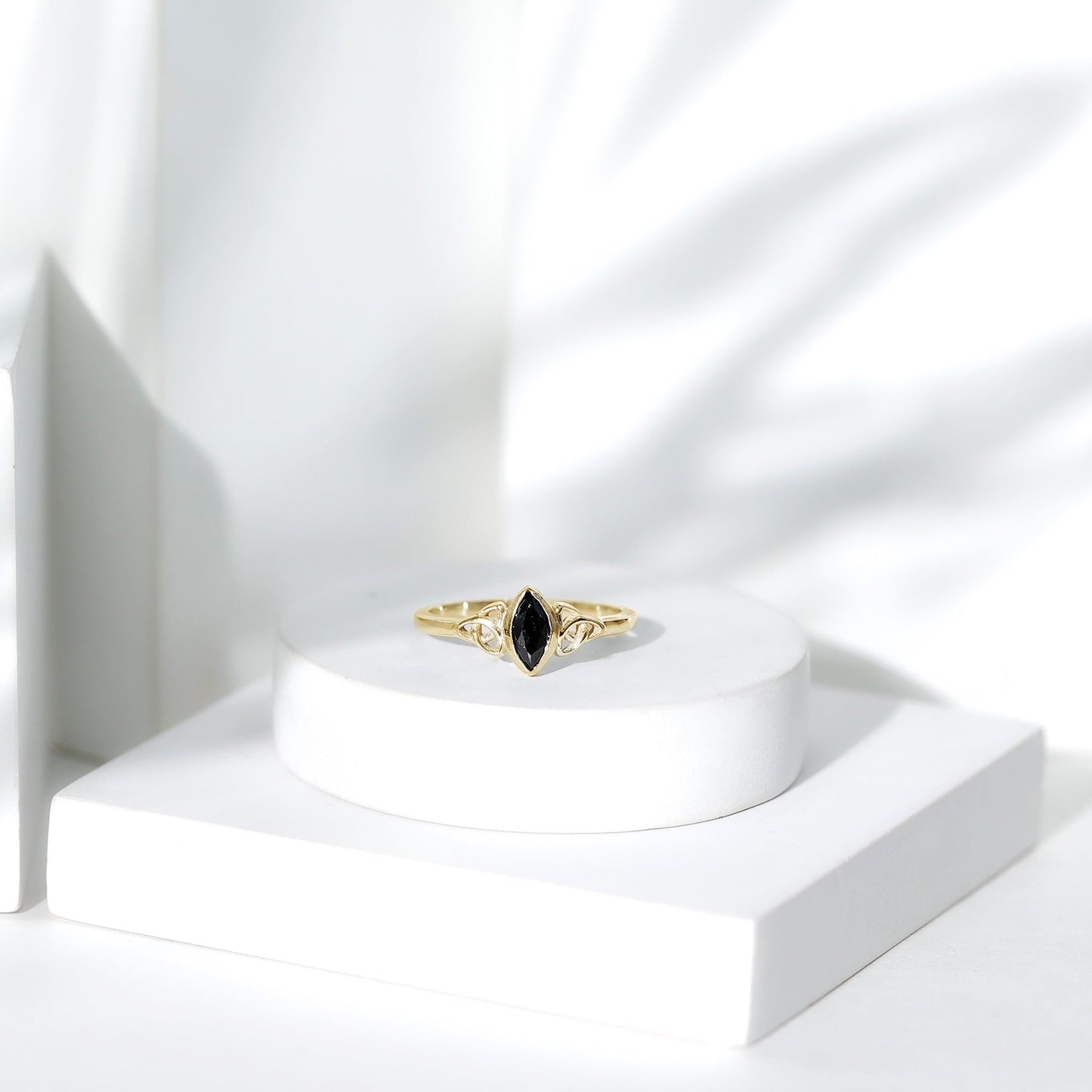 Anillo de promesa de diamante negro de laboratorio de 0,8 quilates con forma de marquesa y nudo celta, certificado