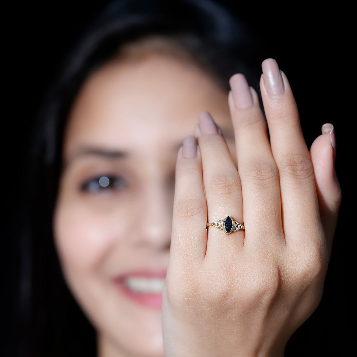 Anillo de promesa de diamante negro de laboratorio de 0,8 quilates con forma de marquesa y nudo celta, certificado