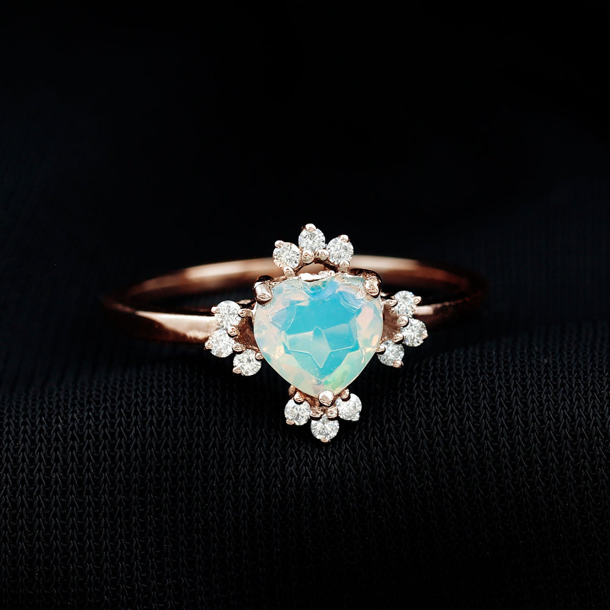 Anillo de compromiso de corazón de ópalo natural de 0,75 quilates con diamante