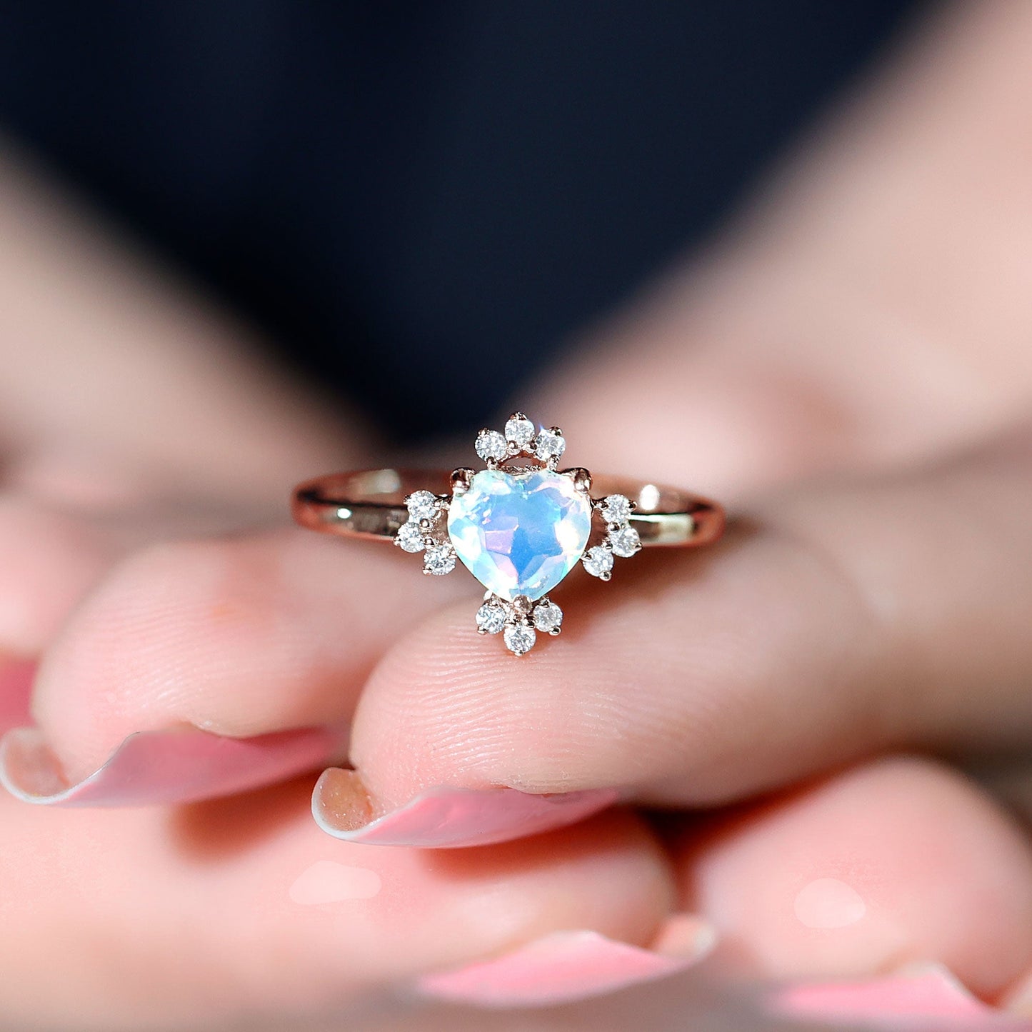 Anillo de compromiso de corazón de ópalo natural de 0,75 quilates con diamante