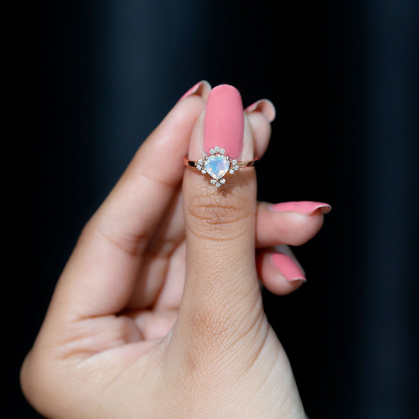 Anillo de compromiso de corazón de ópalo natural de 0,75 quilates con diamante